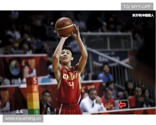 硬汉周通受伤坚决不下场 与队医激烈沟通后坚持踢完半场